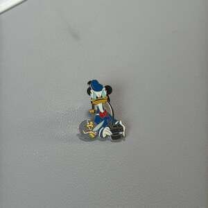 Walt Disney World 2002 Share The Magic Donald Duck w/ Camera & Tinker Bell Pin